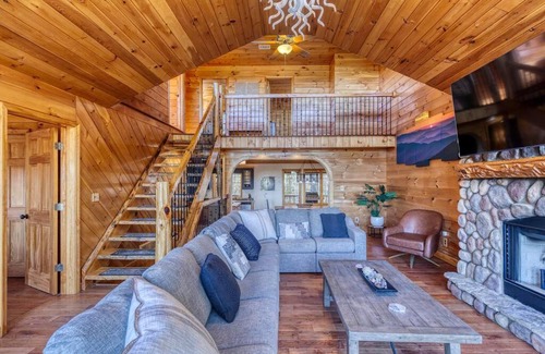 Mineral Bluff Chalet De Esquí | Gorgeous 6BR Cabin w/Spa, Firepit, Arcade& Mountain View