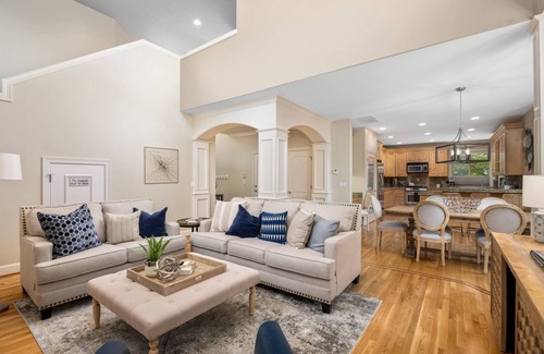 Bull Mountain Casa | Gorgeous and Comfortable, Pet Friendly, Huge Deck, Ping Pong, Game Room /w Consoles, Open Layout