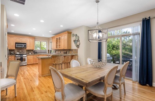 Bull Mountain Casa | Gorgeous and Comfortable, Pet Friendly, Huge Deck, Ping Pong, Game Room /w Consoles, Open Layout
