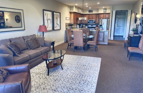 Branson Condominio | Gorgeous and Large Condo, Elevator, Pool, Ozark Views! Close to Branson strip!