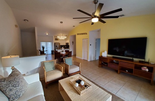 Alice Town Villa | "GORGEOUS AND OPEN" Villa de 2 habitaciones / 2 baños
