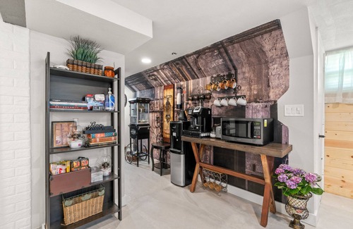 Tukwila Apartamento | Gorgeous basement apt. w/chef kitchen, SPA bath, movie theater, hot tub & sauna