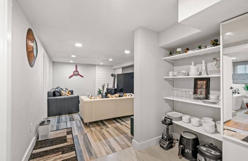 Tukwila Apartamento | Gorgeous basement apt. w/chef kitchen, SPA bath, movie theater, hot tub & sauna