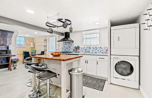 Tukwila Apartamento | Gorgeous basement apt. w/chef kitchen, SPA bath, movie theater, hot tub & sauna