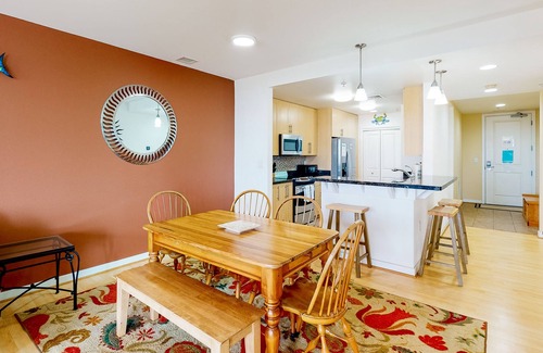 Sandbridge Condominio | Gorgeous bay-view condo with grills, pool, gym & balcony