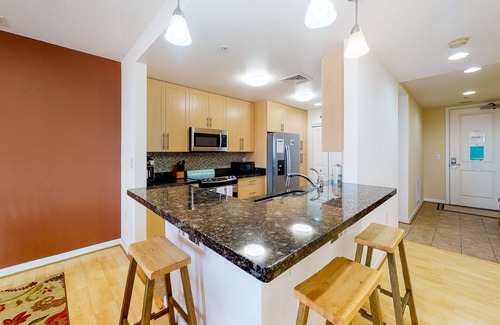 Sandbridge Condominio | Gorgeous bay-view condo with grills, pool, gym & balcony