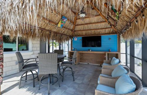 Mid Island Casa | Gorgeous Beach Condo with Pool Spa and Bikes