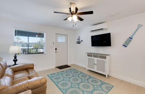Mid Island Casa | Gorgeous Beach Condo with Pool Spa and Bikes