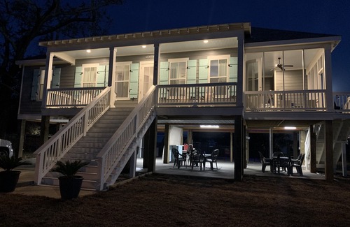 Long Beach Casa | Gorgeous beach home with a salt water pool. Perfect for a summer vacation!