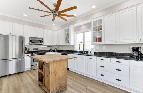 Chic's Beach Casa | Gorgeous Beach Views, quick walk to beach! Sleeps up to 10! 30 + day stays