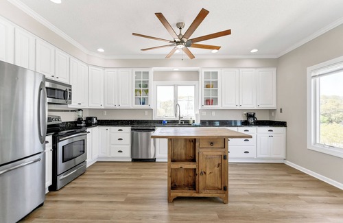 Chic's Beach Casa | Gorgeous Beach Views, quick walk to beach! Sleeps up to 10! 30 + day stays