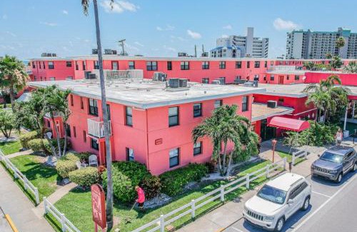 St. Pete Beach Apartamento | Gorgeous Beach view balcony with heated pool