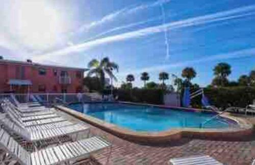 St. Pete Beach Apartamento | Gorgeous Beach view balcony with heated pool