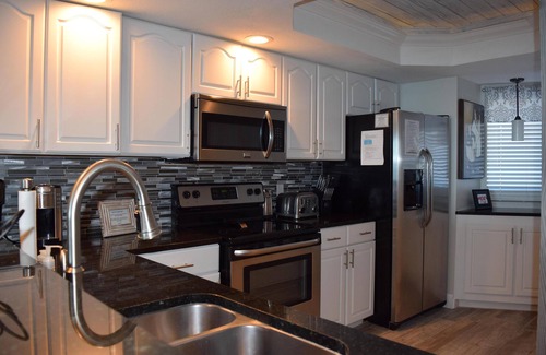 St. Tropez Condominio | GORGEOUS BEACHFRONT VIEWS! FREE BEACH SET UP, PRIVATE BEACH, POOL, SPA, AND GYM