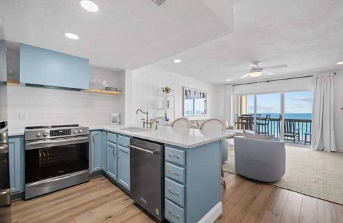 McCutcheon Field Condominio | Gorgeous Beachfront Condo with Pool
