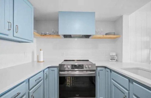 McCutcheon Field Condominio | Gorgeous Beachfront Condo with Pool