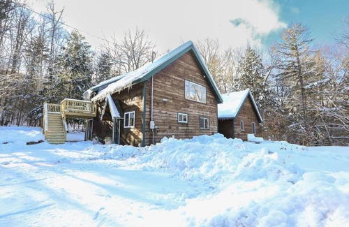 West Bridgton Cabina | Gorgeous Cabin minutes to Moose Pond & Lake Kezar!