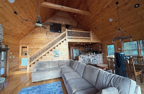 Copperhill Cabina | Gorgeous Cabin Private Retreat on 15 acres