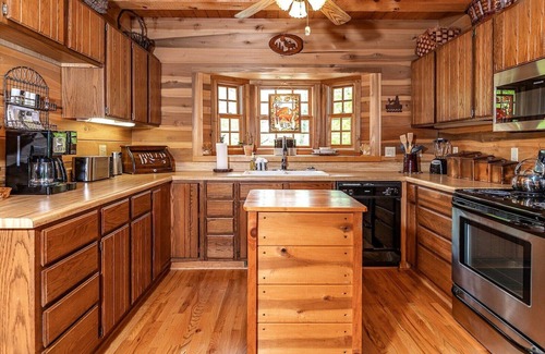 Lake Toxaway Cabina | Gorgeous Cabin with Hot Tub and Pickleball - Minutes to Hiking + Waterfalls