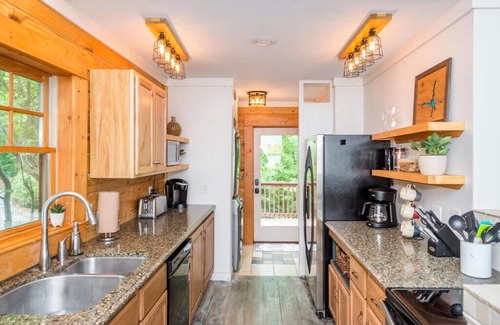 Lake Lure Cabina | Gorgeous Cabin with Access to Upper Hickory Nut Lake, Central Lake Lure Location