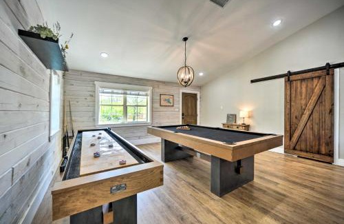 Canyon Lake Casa | Gorgeous Cabin with Pergolas, Walk to River!
