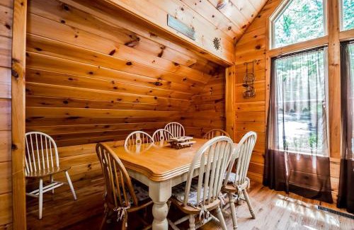 Helen Casa | Gorgeous Cabin with Pool Table, Fire Pit and Hot-tub in Cleveland, Georgia