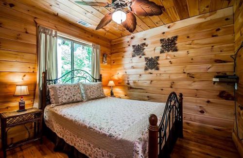Helen Casa | Gorgeous Cabin with Pool Table, Fire Pit and Hot-tub in Cleveland, Georgia