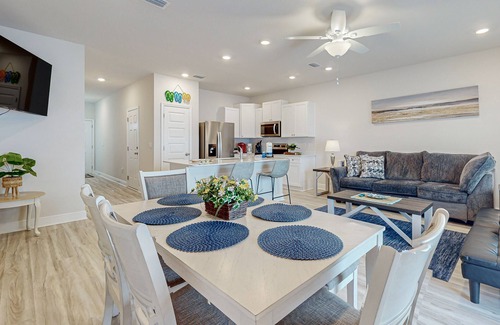 Gulf Breeze Casa | Gorgeous coastal townhome with plenty of space and outdoor space