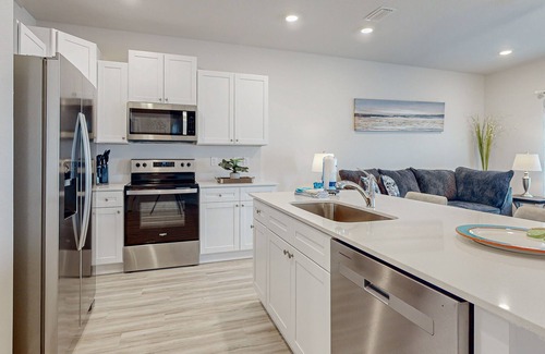 Gulf Breeze Casa | Gorgeous coastal townhome with plenty of space and outdoor space