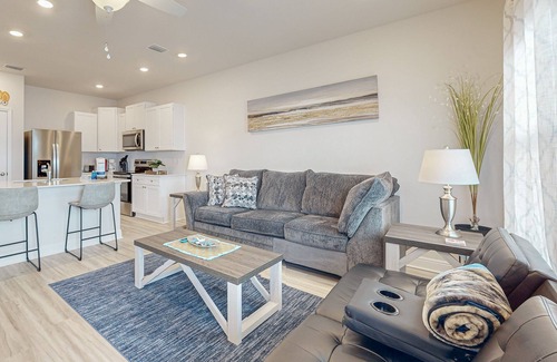 Gulf Breeze Casa | Gorgeous coastal townhome with plenty of space and outdoor space
