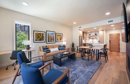Tamarack Condominio | Gorgeous Condo|Steps FromHill|Fireplace|Balcony