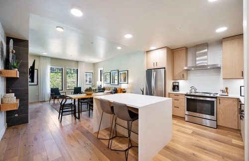 Tamarack Condominio | Gorgeous Condo|Steps FromHill|Fireplace|Balcony