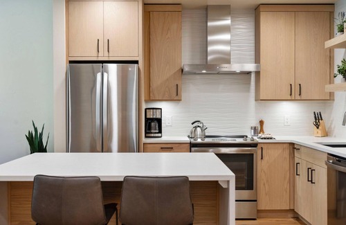 Tamarack Condominio | Gorgeous Condo|Steps FromHill|Fireplace|Balcony