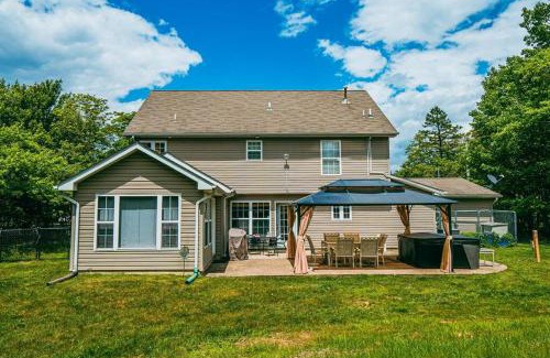 Albrightsville Casa | Gorgeous Cozy 5 Bedroom House with Hottub,Lake,Pool