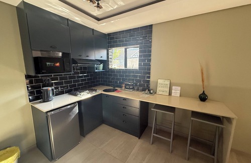 Moreleta Park Casa | Gorgeous cozy Modern interior 5-bed guesthouse with AC, pool, sauna in Pretoria