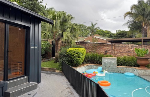 Moreleta Park Casa | Gorgeous cozy Modern interior 5-bed guesthouse with AC, pool, sauna in Pretoria