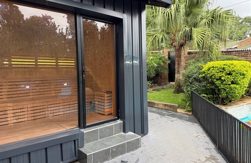 Moreleta Park Casa | Gorgeous cozy Modern interior 5-bed guesthouse with AC, pool, sauna in Pretoria