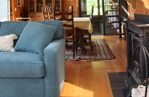 Richmond Cabina | Gorgeous Deck Views at this Serene Berkshires Cabin