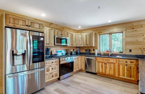 Carrabassett Valley Cabina | Gorgeous dog-friendly cabin with great view, deck, hot tub, & gas fireplace