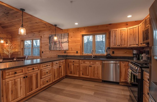 Carrabassett Valley Cabina | Gorgeous dog-friendly cabin with great view, deck, hot tub, & gas fireplace