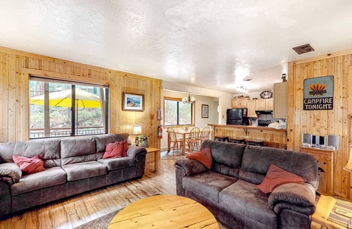 Tahoe Pines Cabina | Precioso lodge para perros con loft, cerca de la playa y el esquí.