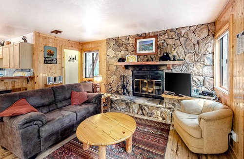 Tahoe Pines Cabina | Precioso lodge para perros con loft, cerca de la playa y el esquí.