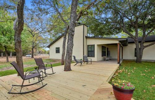 Bryan Casa | Gorgeous Family Cottage Ideal to Stargaze from the Deck in Texas
