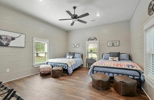 Bryan Casa | Gorgeous Family Cottage Ideal to Stargaze from the Deck in Texas