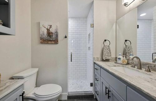 Bryan Casa | Gorgeous Family Cottage Ideal to Stargaze from the Deck in Texas