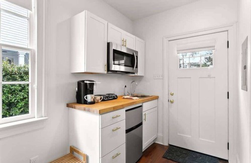 Touro Apartamento | Gorgeous Garden District Studio |Gated Parking