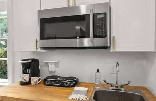 Touro Apartamento | Gorgeous Garden District Studio |Gated Parking