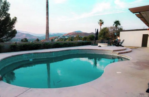 Jurupa Valley Casa | Gorgeous Gated Golf Course Estate