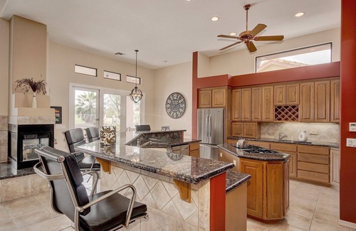 Red Mountain Ranch Casa | ¡Maravilloso! Lote de campo de golf! ¡Piscina temperada! Vista de las luces de la ciudad!