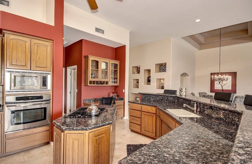 Red Mountain Ranch Casa | ¡Maravilloso! Lote de campo de golf! ¡Piscina temperada! Vista de las luces de la ciudad!